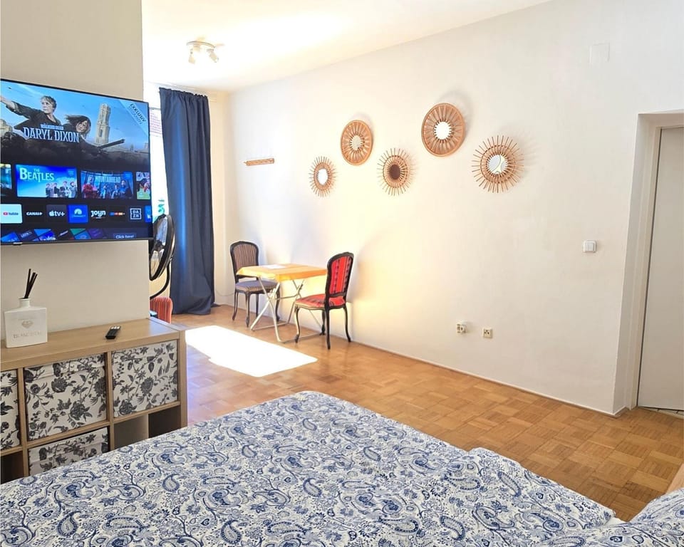 Bed, TV and multimedia, Living room, Photo of the whole room, Seating area, Dining area, Bedroom