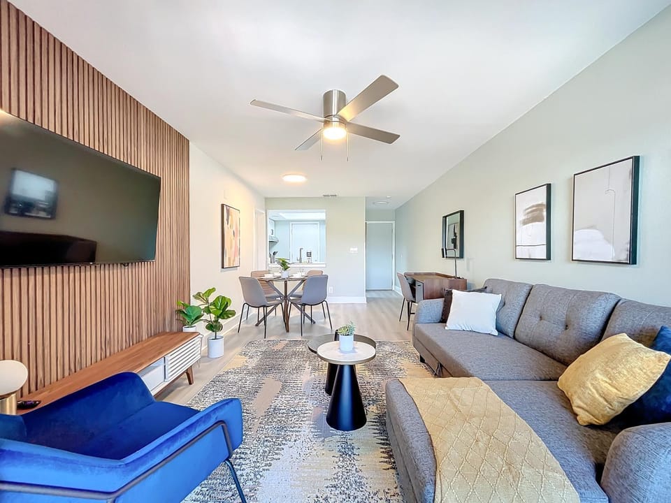 TV and multimedia, Living room, Seating area, Dining area