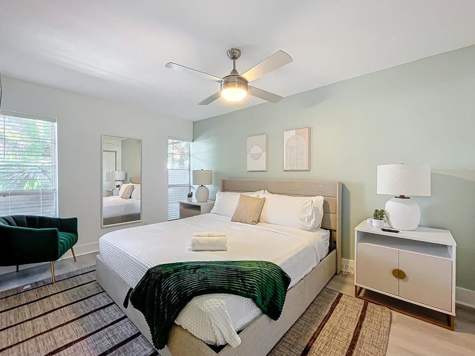 Bed, Photo of the whole room, Bedroom