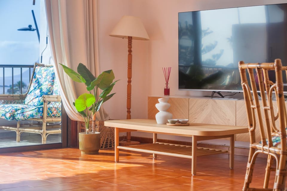 TV and multimedia, Living room, Decorative detail, Seating area, Evening entertainment, furniture