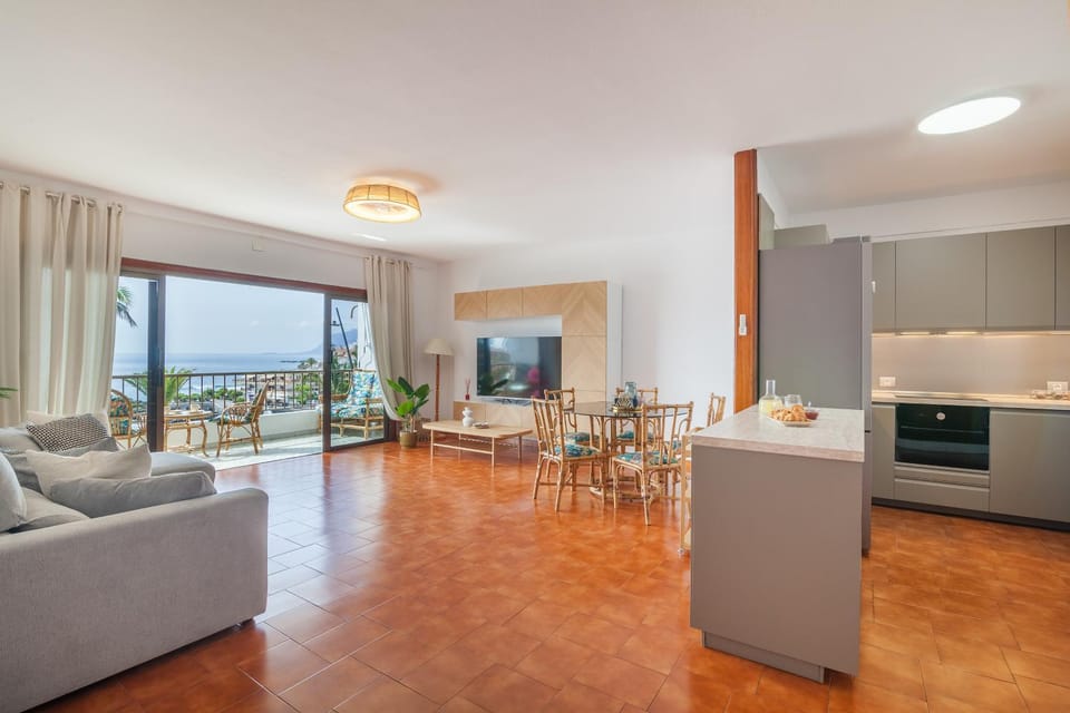 Day, TV and multimedia, Kitchen or kitchenette, Living room, Seating area, Dining area, Sea view, oven, stove