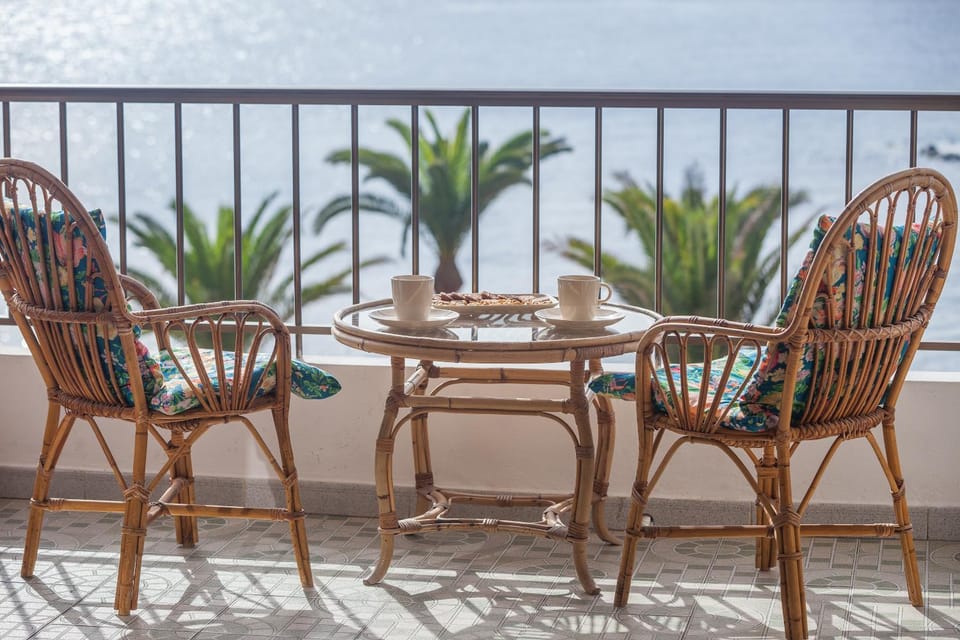 Day, View (from property/room), Balcony/Terrace, Seating area, Dining area, Sea view
