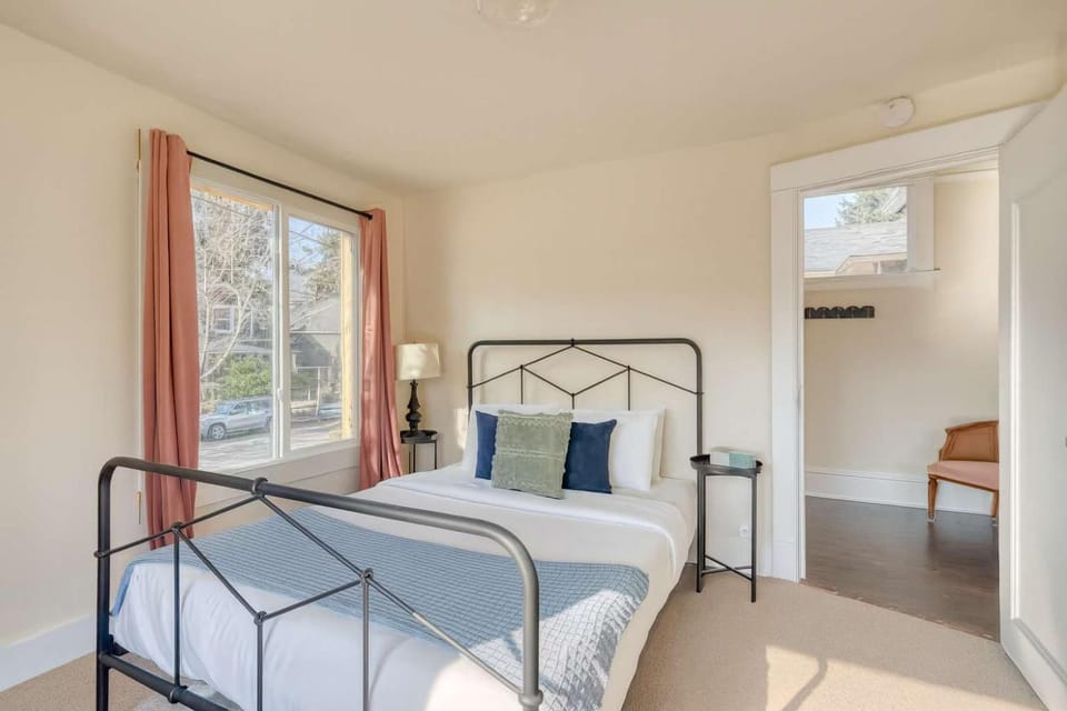 Stay Portland - Laurelhurst Dream on Restaurant Row - 97 WalkScore House in Portland