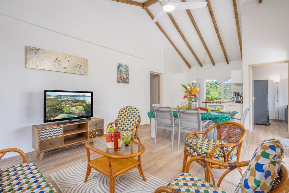 Communal lounge/ TV room, TV and multimedia, Living room, Seating area, Dining area