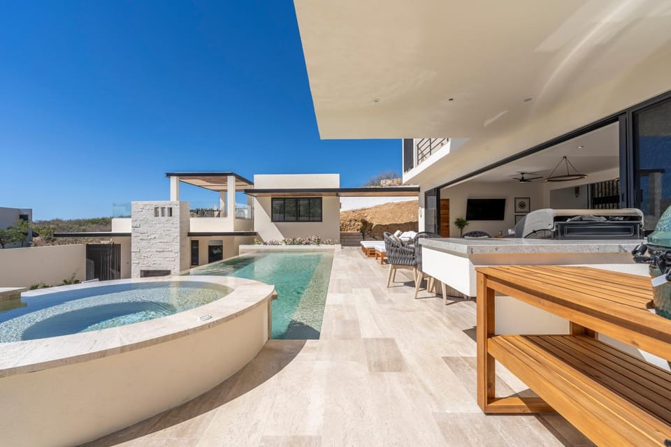 Amazing beach view walk to the beach Apartment in Cabo San Lucas