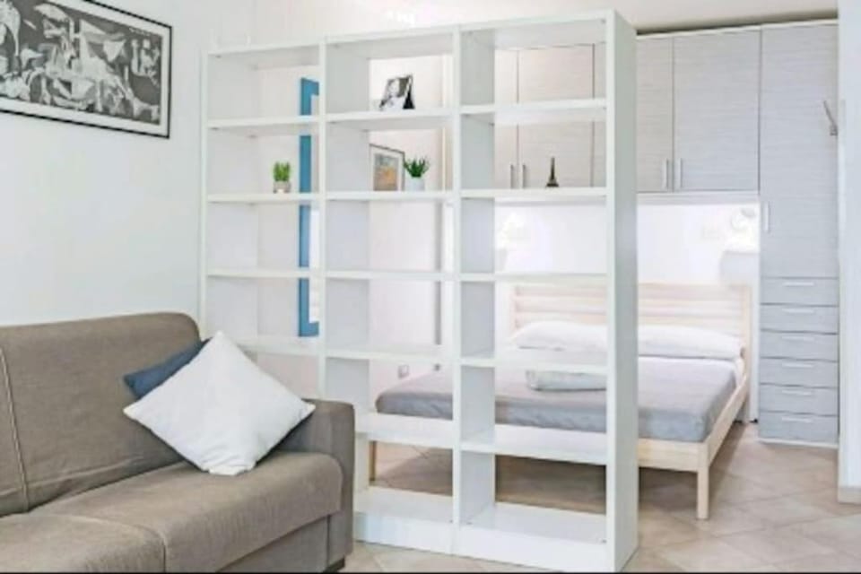 Photo of the whole room, Bedroom, wardrobe