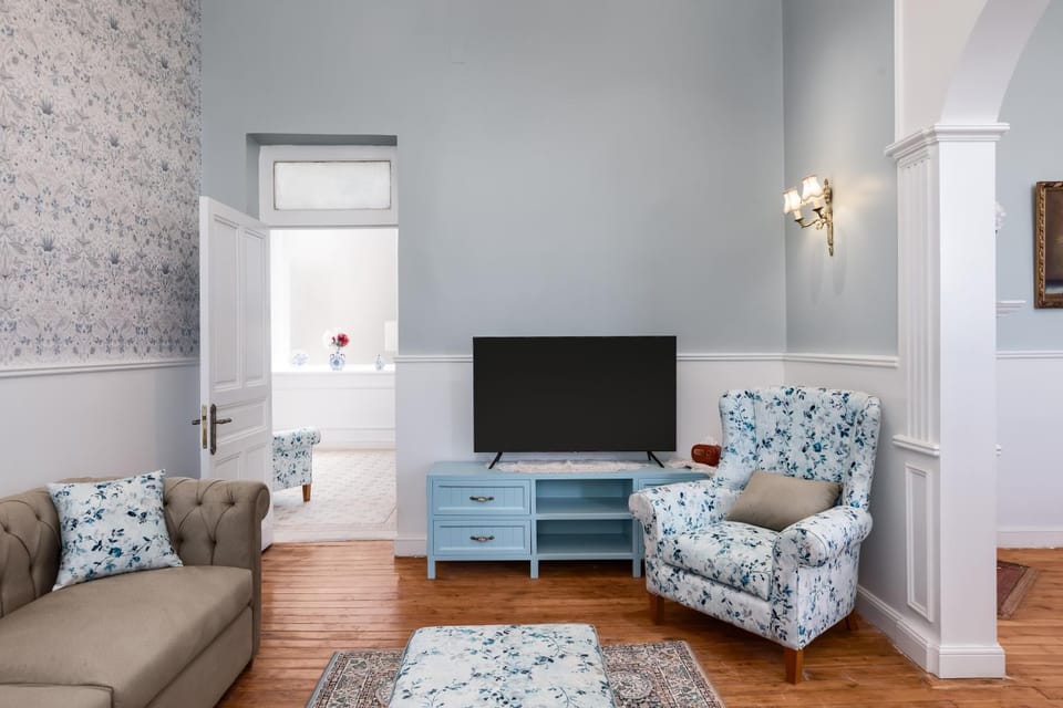 Communal lounge/ TV room, TV and multimedia, Living room, Seating area, Evening entertainment
