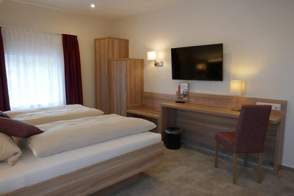 Bed, TV and multimedia, Photo of the whole room, Bedroom