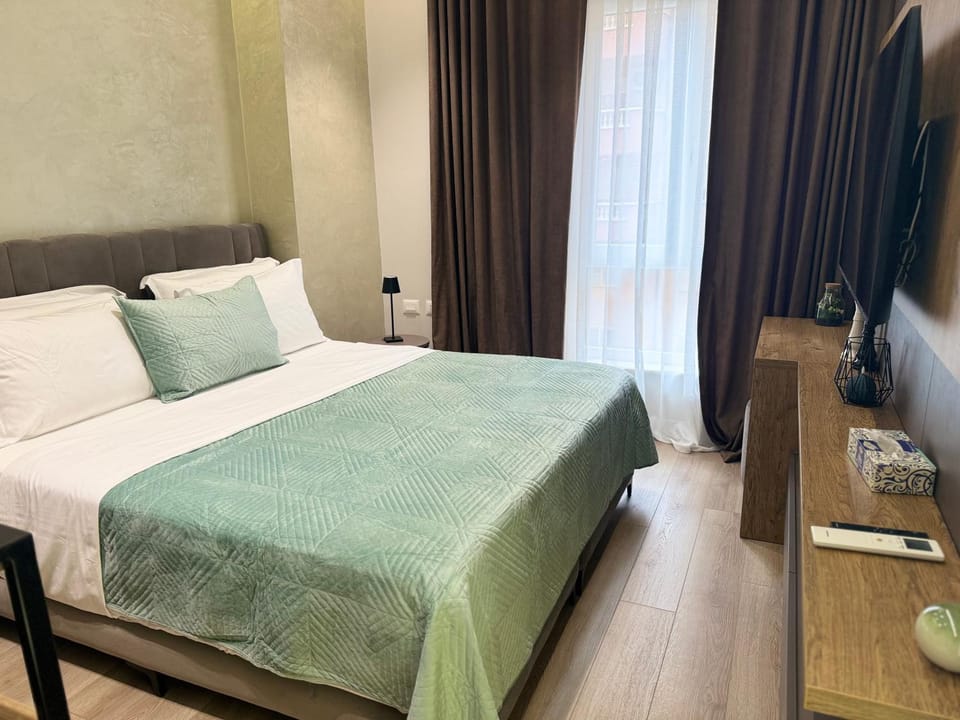 Bed, TV and multimedia, Photo of the whole room, Bedroom