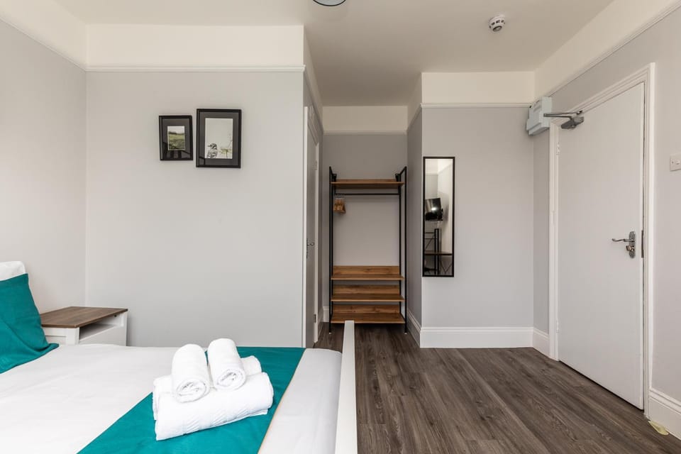 Dove Court Travel Lodge 5 - First Floor Ensuite Bed and Breakfast in Bristol