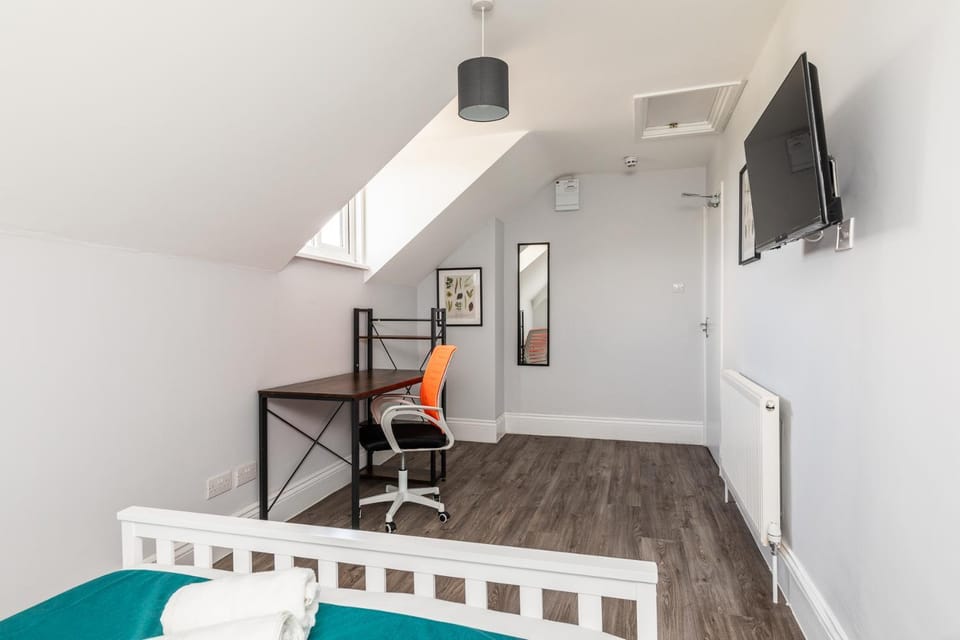Dove Court Travel Lodge 6 - Top Floor Double Bedroom Bed and Breakfast in Bristol