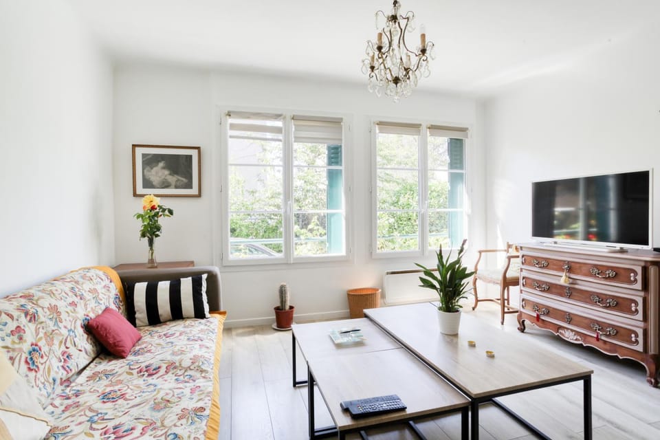 Communal lounge/ TV room, TV and multimedia, Living room, Seating area, Evening entertainment