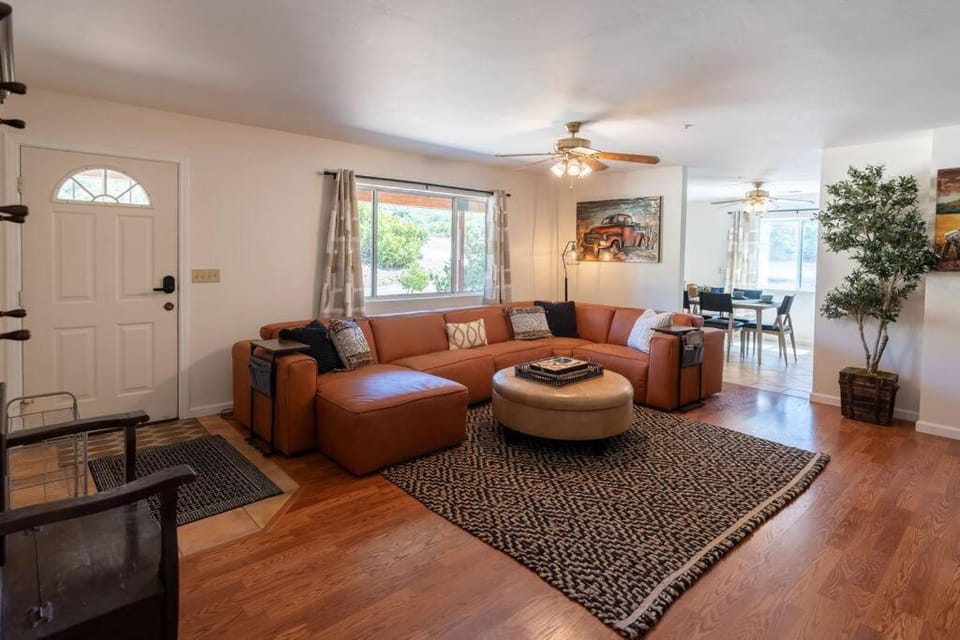 Living room, Seating area, Entertainment, fireplace