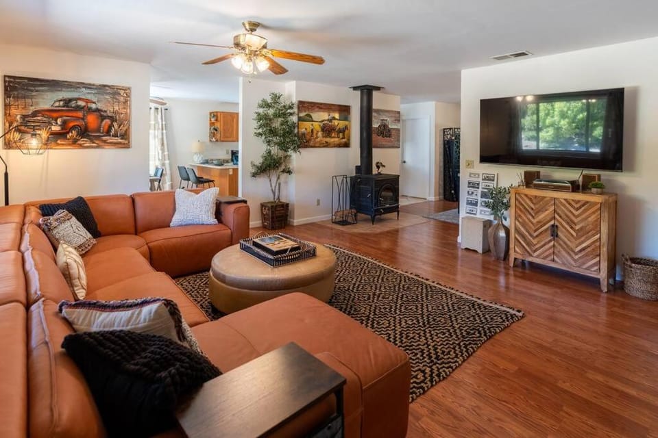 TV and multimedia, Living room, Seating area, fireplace