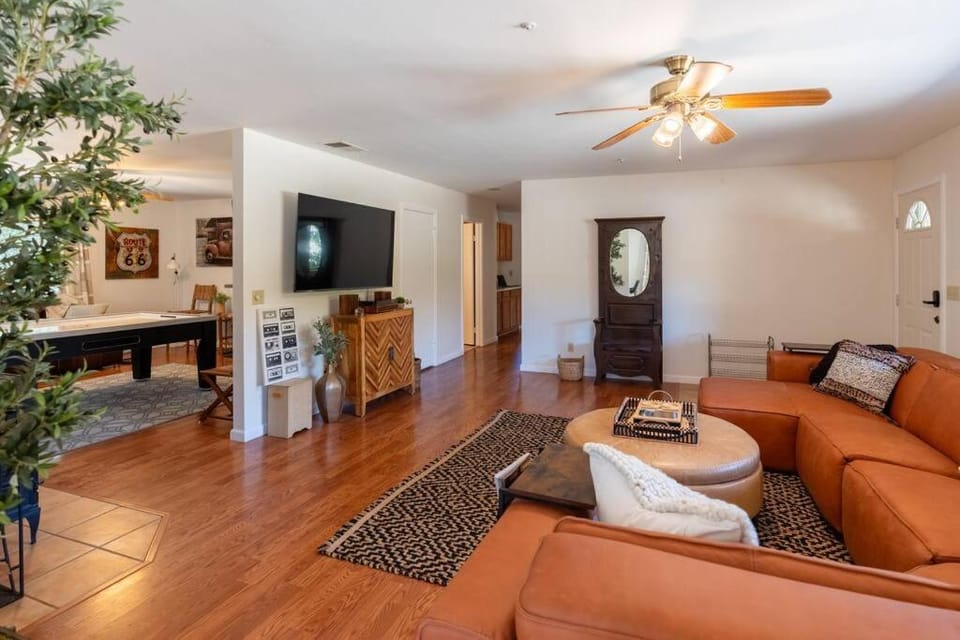 TV and multimedia, Living room, Seating area, Evening entertainment, fireplace