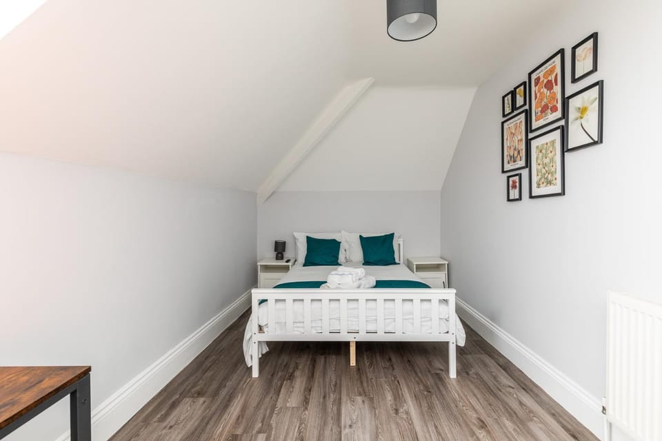 Dove Court Travel Lodge 7 - Top Floor Double Bedroom Bed and Breakfast in Bristol