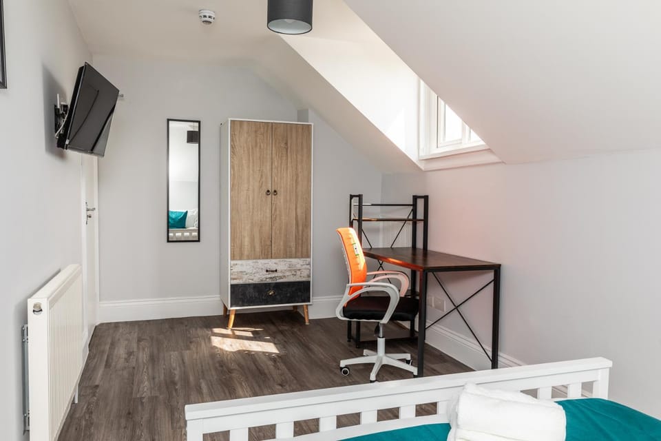 Dove Court Travel Lodge 7 - Top Floor Double Bedroom Bed and Breakfast in Bristol