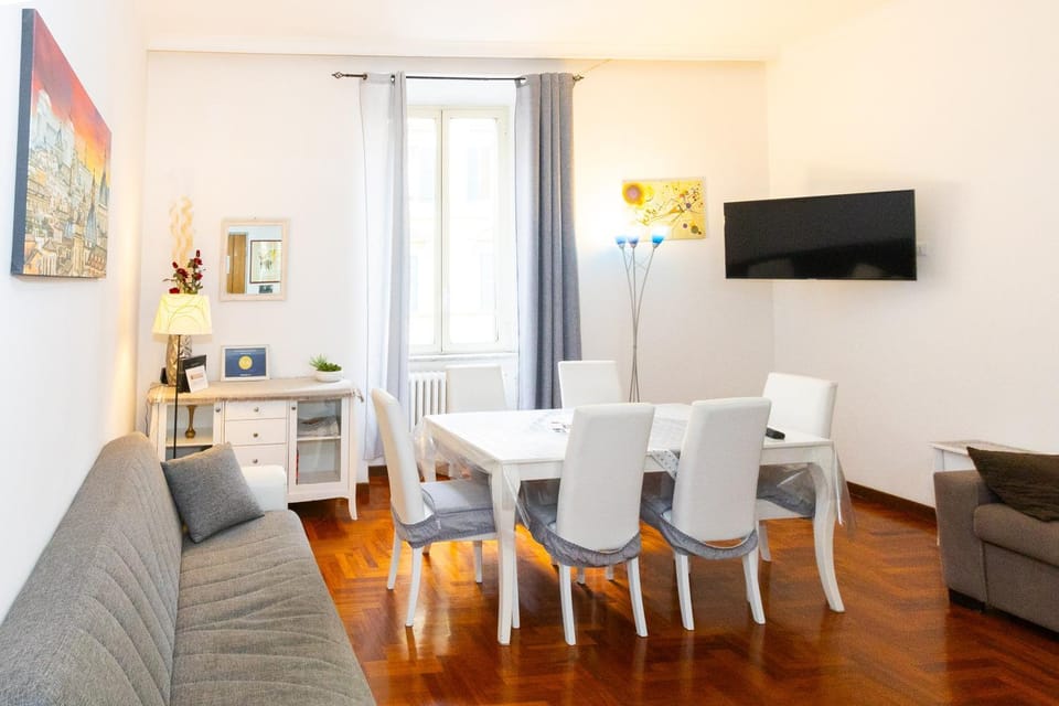 TV and multimedia, Living room, Seating area, Dining area