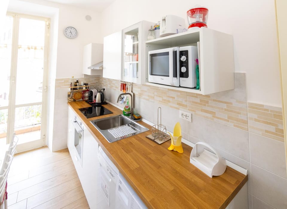 Coffee/tea facilities, Kitchen or kitchenette, oven, stove, toaster