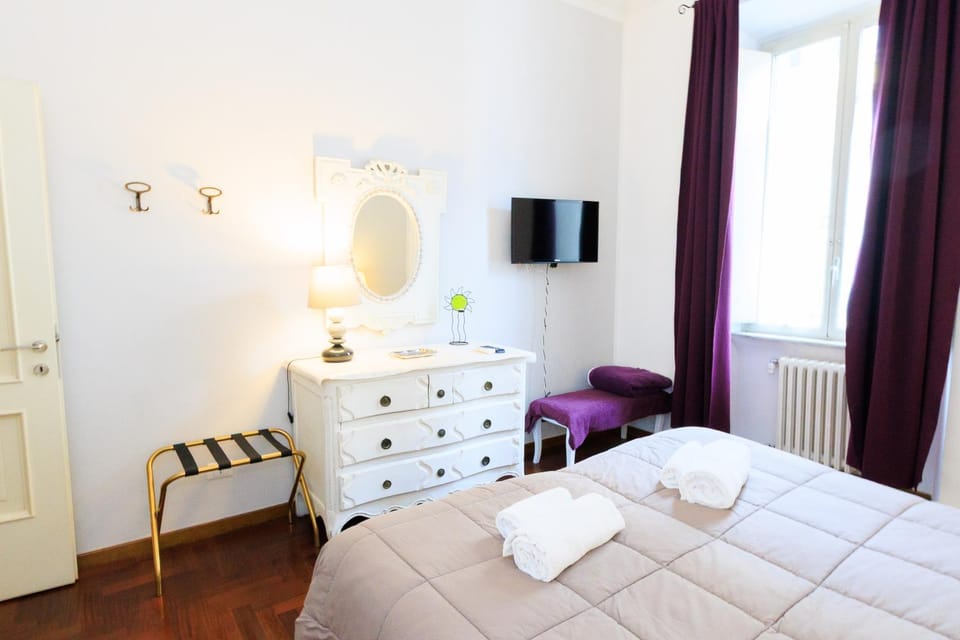 Bed, TV and multimedia, Photo of the whole room, Bedroom, towels