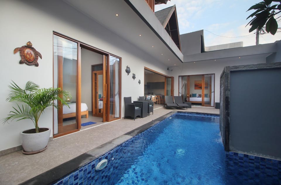 Living room, Pool view, Swimming pool, Swimming pool, sunbed