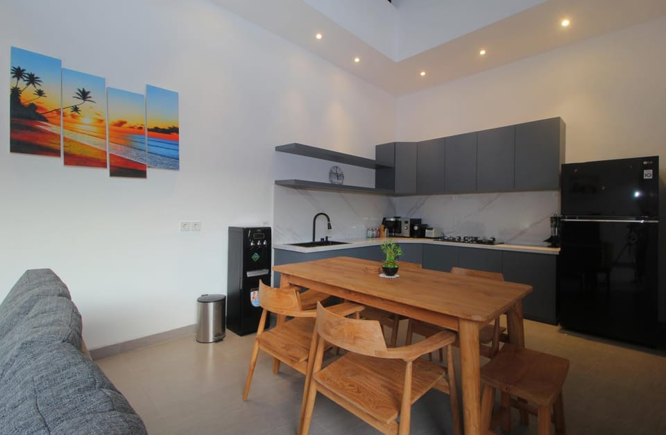 Kitchen or kitchenette, Dining area, minibar, stove
