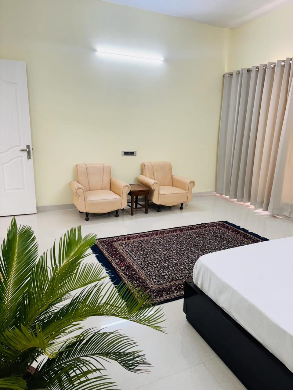 Bed, Photo of the whole room, Seating area, Bedroom