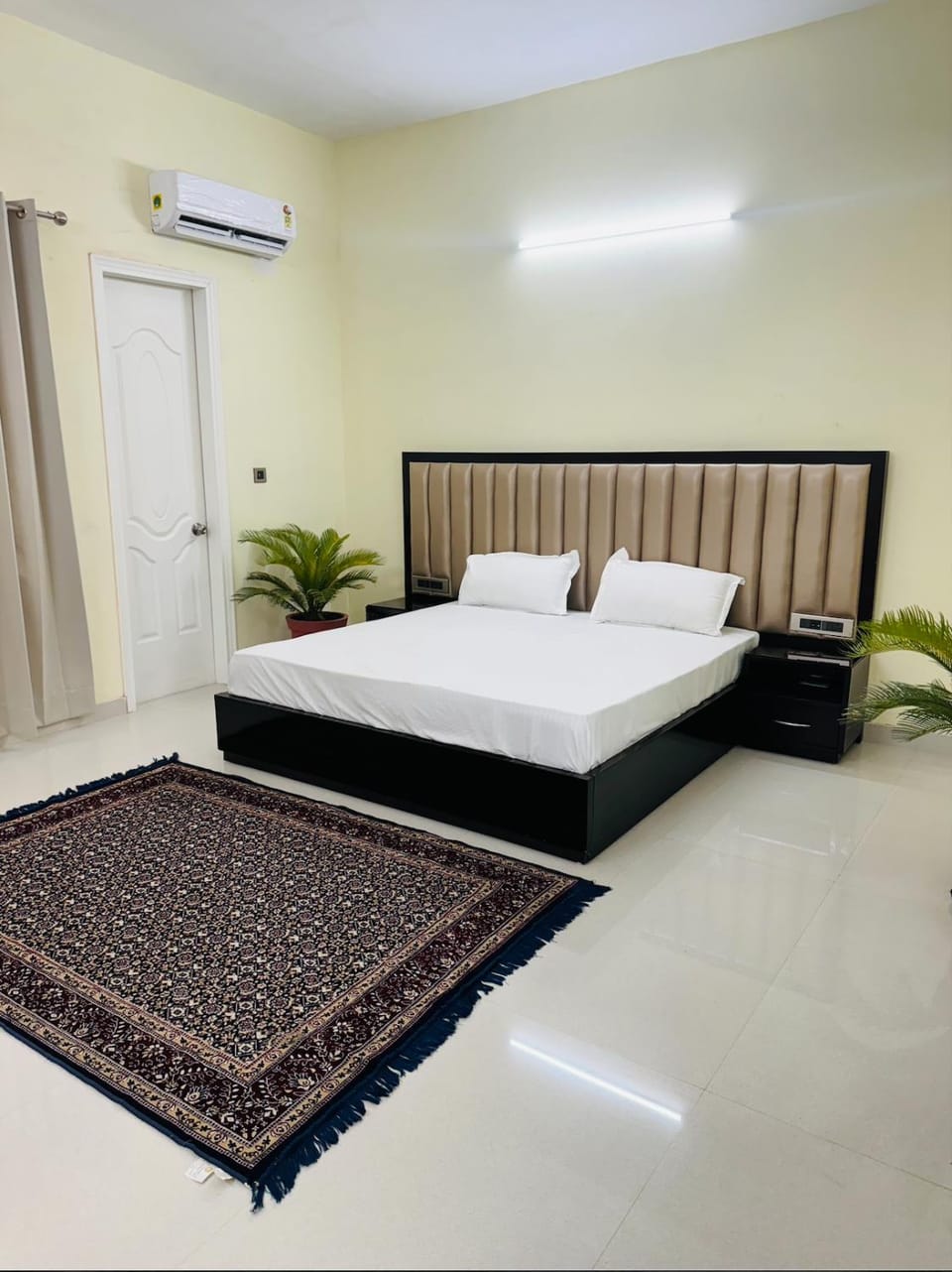 Bed, Photo of the whole room, Bedroom, air conditioner