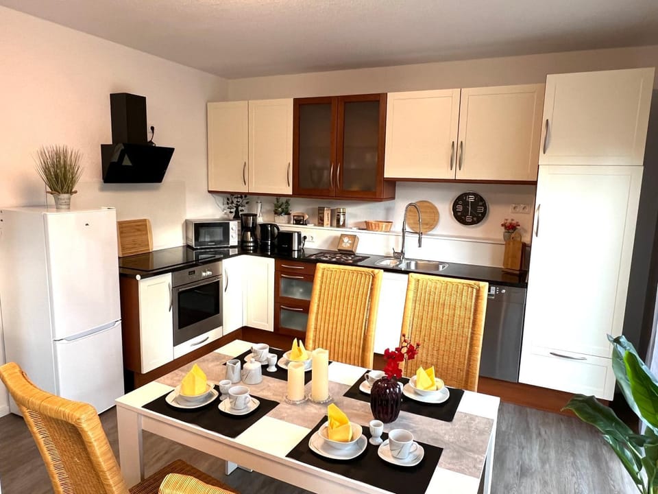 Coffee/tea facilities, Kitchen or kitchenette, Food and drinks, Dining area, stove, toaster