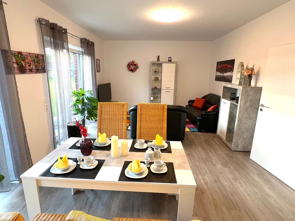 TV and multimedia, Kitchen or kitchenette, Living room, Food and drinks, Seating area, Dining area, Food