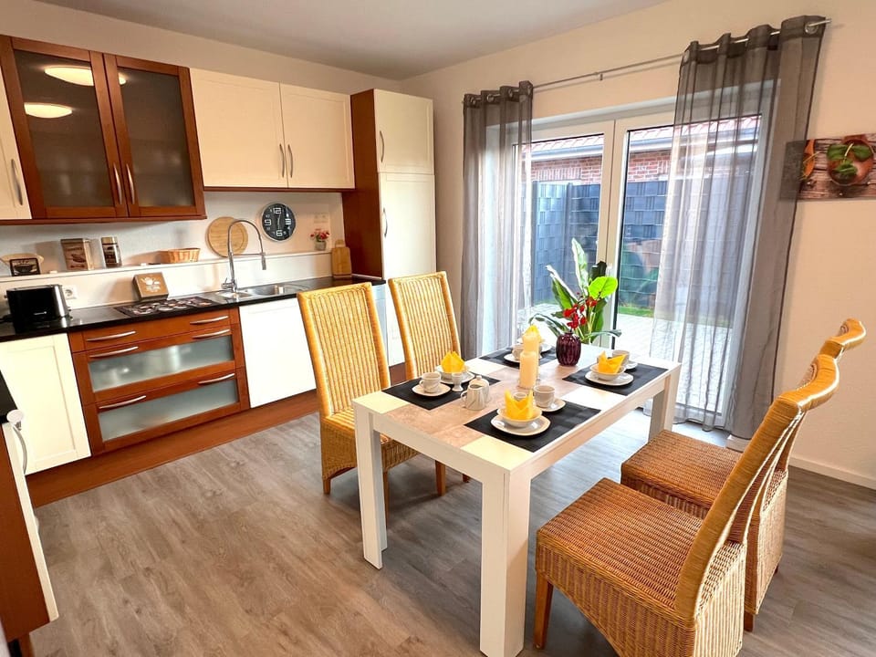 Kitchen or kitchenette, Seating area, Dining area, stove