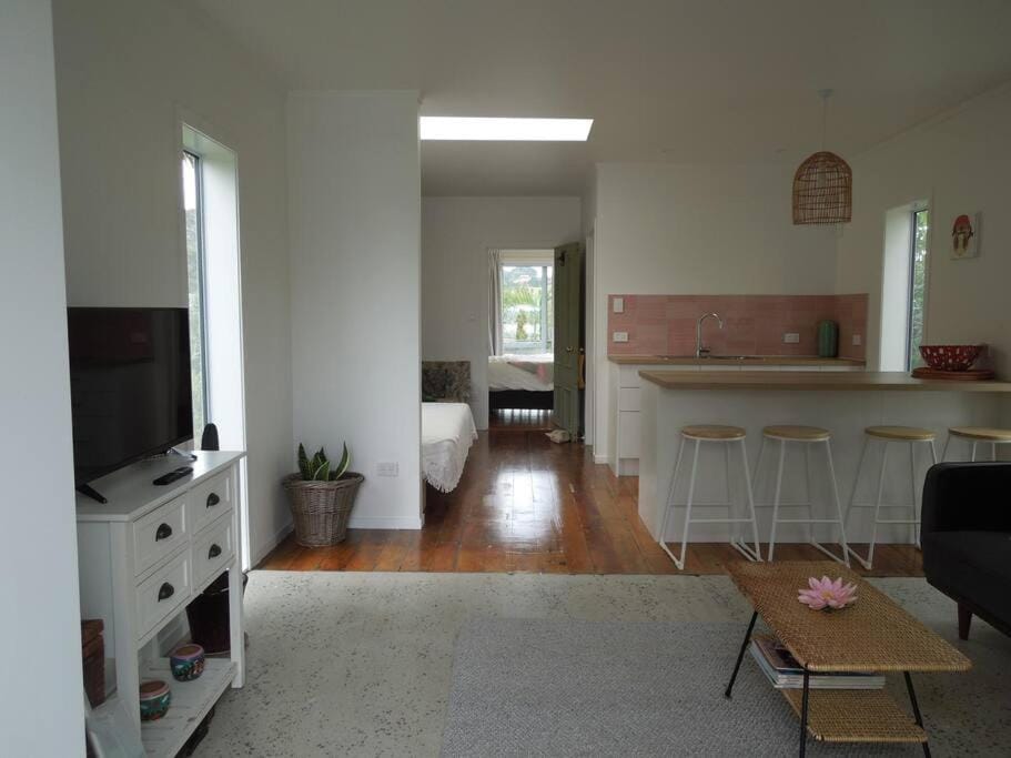 Raglan, walk to harbour and town, garden views Apartment in Raglan