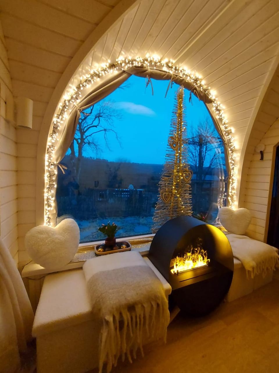 La CABANE LUXUEUSE AVEC JACUZY Campground/ 
RV Resort in Belgium