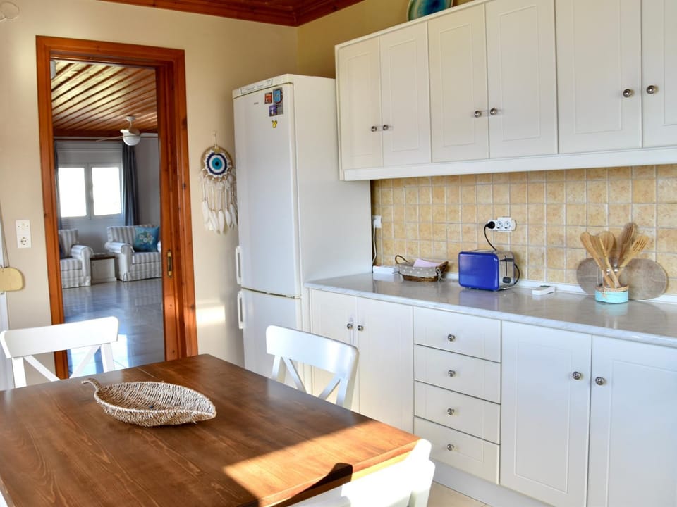 Kitchen or kitchenette, Dining area, stove
