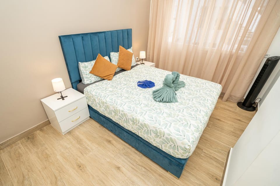 Bed, Photo of the whole room, Bedroom, towels