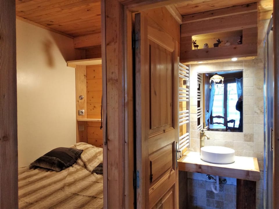 Bed, Bathroom, Photo of the whole room, Bedroom