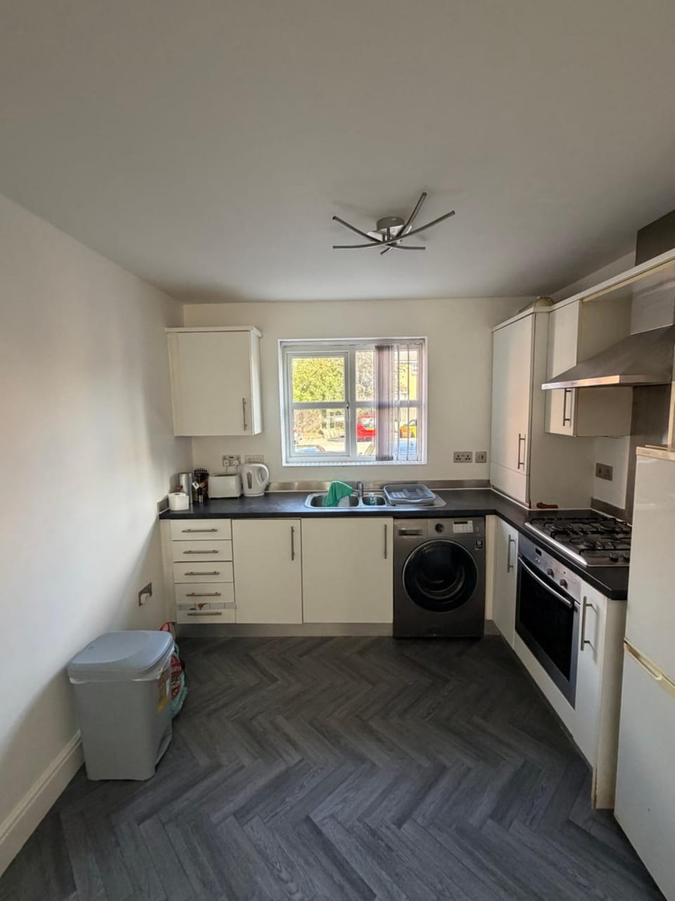 2 Bedroom flat very close to airport and Wythenshawe hospital Ground Floor with parking Apartment in Salford