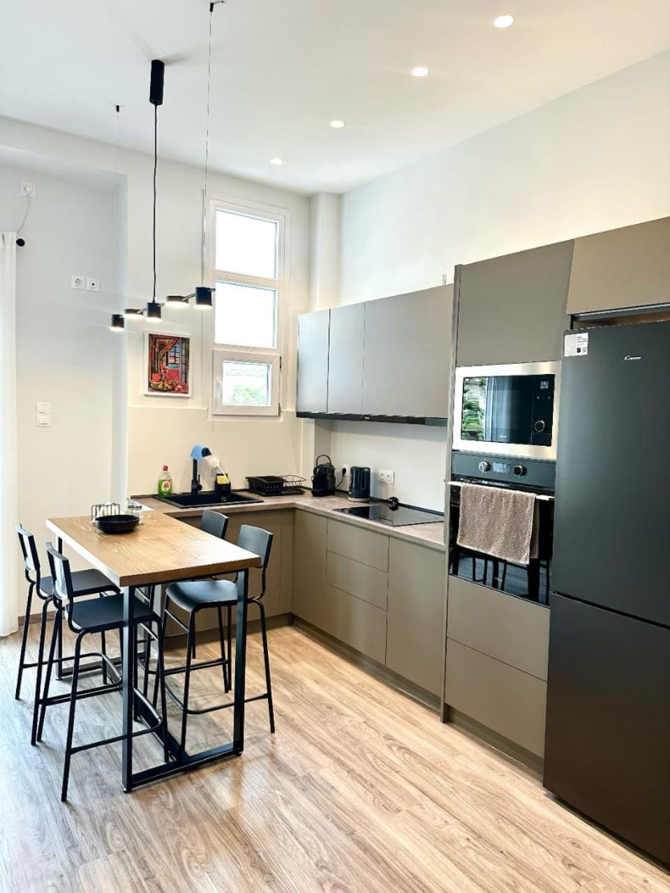 Toilet, Neighbourhood, Coffee/tea facilities, Balcony/Terrace, Living room, Seating area, Supermarket/grocery shop, heating, microwave, towels, washing machine, kitchen, air conditioner