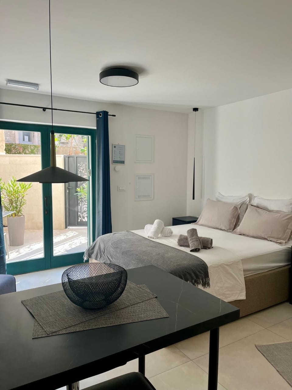 Bed, View (from property/room), Dining area, Bedroom, Inner courtyard view