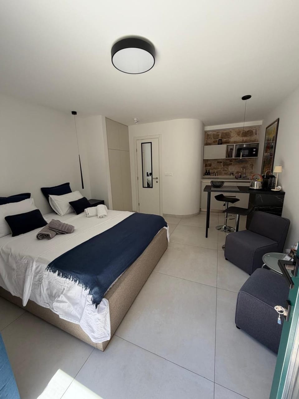 Bed, Kitchen or kitchenette, Living room, Photo of the whole room, Bedroom