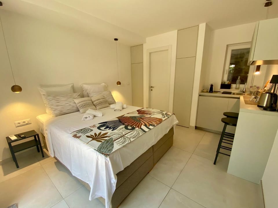 Bed, Kitchen or kitchenette, Photo of the whole room, Bedroom, towels, wardrobe