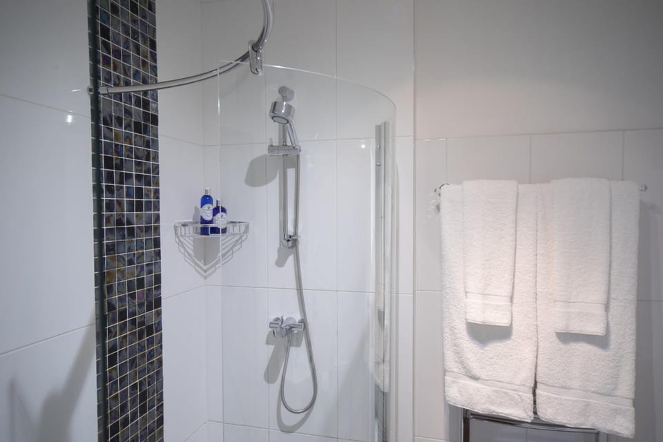 Shower, Bathroom, towels