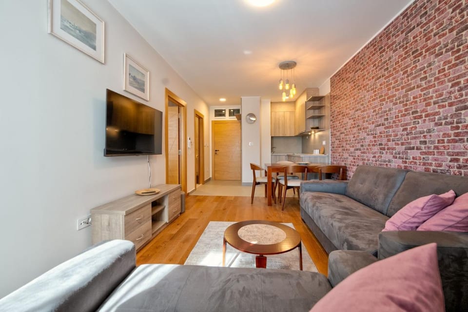 Communal lounge/ TV room, TV and multimedia, Living room, Seating area, Evening entertainment