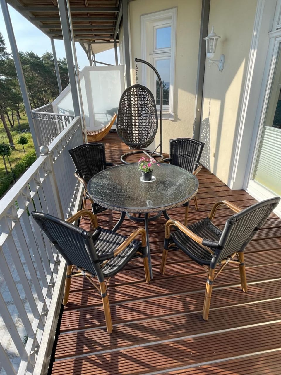 Property building, Day, Balcony/Terrace