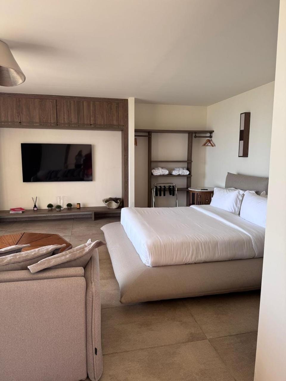 Bed, TV and multimedia, Photo of the whole room, Seating area, air conditioner