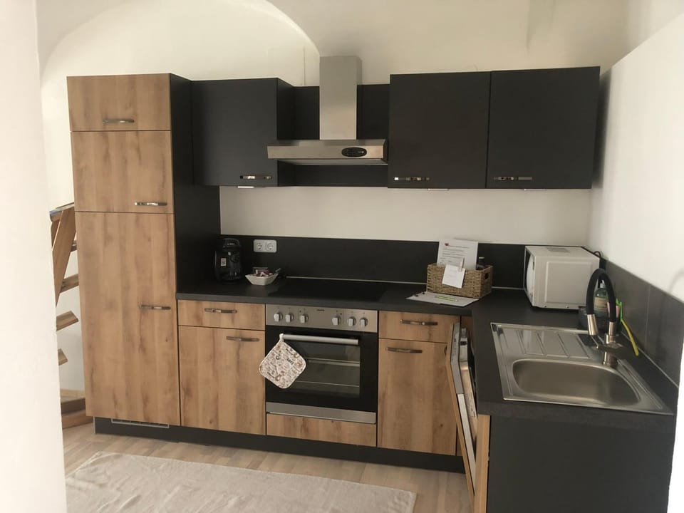 Coffee/tea facilities, Kitchen or kitchenette, oven, stove