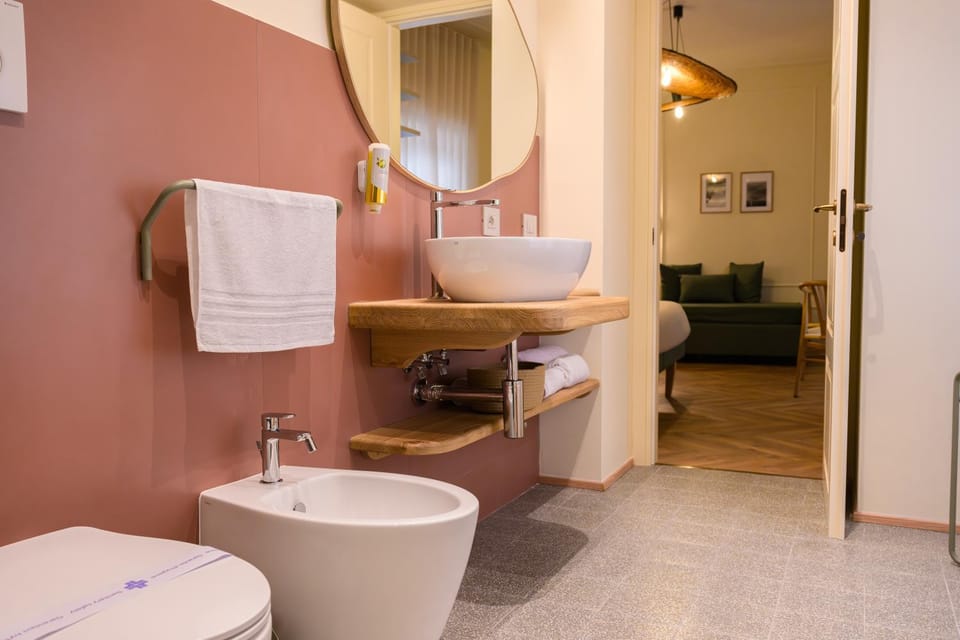 Toilet, Bathroom, bidet, towels