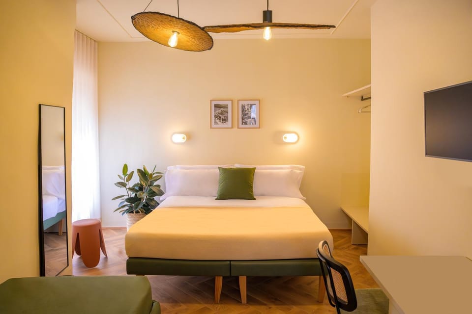 Bed, TV and multimedia, Photo of the whole room, Bedroom