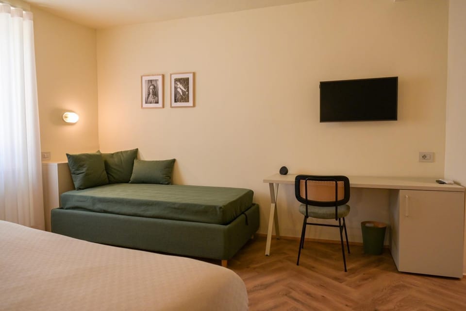 Bed, TV and multimedia, air conditioner