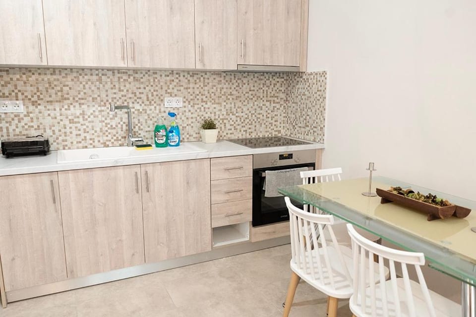 Coffee/tea facilities, Kitchen or kitchenette, flat iron, minibar, oven, pet friendly, stove, air conditioner